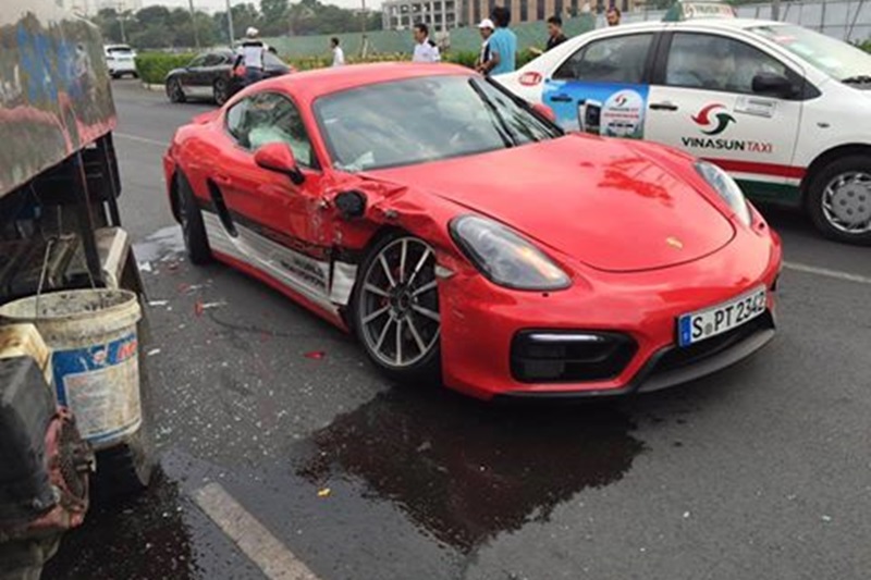 20160412160335 lai thu xe1 Chiếc Porsche Cayman GTS gặp nạn khi khách hàng lái thử trên đường phố Sài Gòn