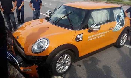 20160412160335 lai thu xe4 Chiếc Porsche Cayman GTS gặp nạn khi khách hàng lái thử trên đường phố Sài Gòn