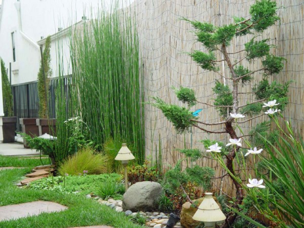 amazing backyard design as the small garden with beautiful green plants and some stones and garden lamps 820x615 600x450 Những nguyên tắc Thiết kế cơ bản khi bài trí sân vườn