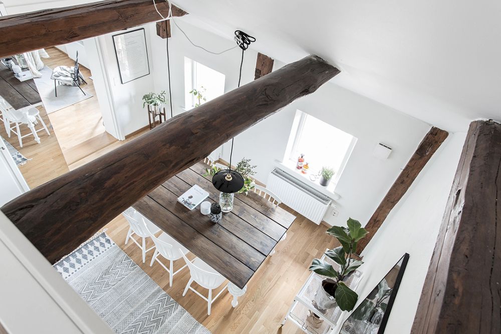scandinavianapartment 1467042697 Thiết kế căn hộ đen trắng đẹp mộc mạc nhờ nội thất bằng gỗ
