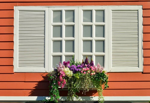 20160915161454 cua so 7 Chiêm ngắm những khung cửa sổ đẹp hút hồn nhờ sắc hoa rực rỡ